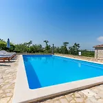 Salvea With Heated Pool Montižana