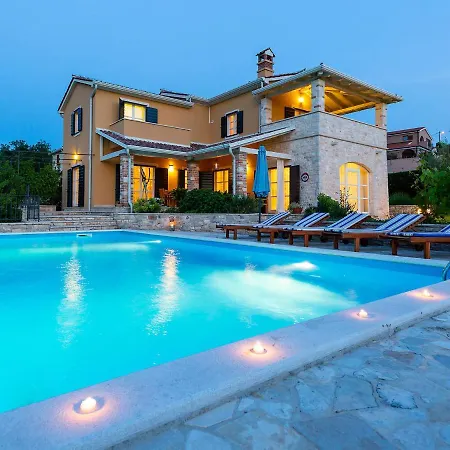 Salvea With Heated Pool Montižana