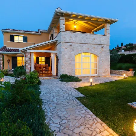 Salvea With Heated Pool Villa