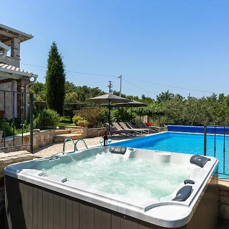 Villa Salvea With Heated Pool Montižana