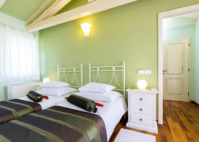 Salvea With Heated Pool *