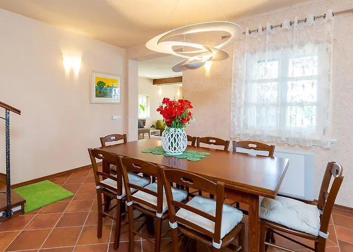 Salvea With Heated Pool Montižana