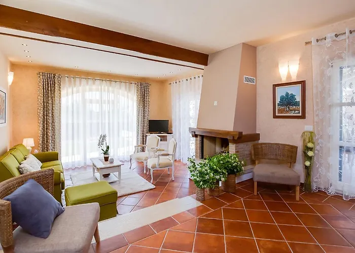 Villa Salvea With Heated Pool