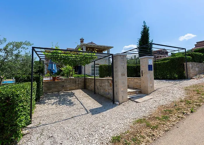 Villa Salvea With Heated Pool Montižana