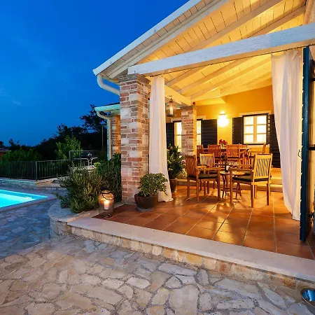 ヴィラ Salvea With Heated Pool *