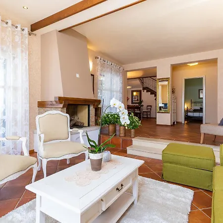 Salvea With Heated Pool ヴィラ Montižana