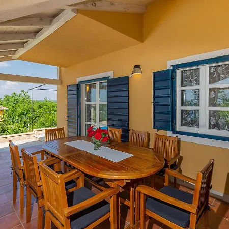 ヴィラ Salvea With Heated Pool Montižana