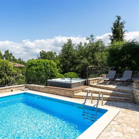 ヴィラ Salvea With Heated Pool *